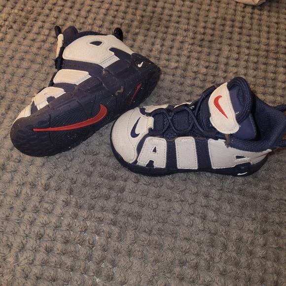 Nike Kids Sneakers in White and Navy - Picture 4 of 11